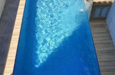 Belíssima casa com piscina e edicula na mirim, fino acabamento por r$720.000,00 aceita financiamento bancário