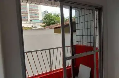 Apartamento de 01 dormitório, térreo, com sacada, 1 vaga de garagem coletiva. pertinho da praia. oportunidade!!