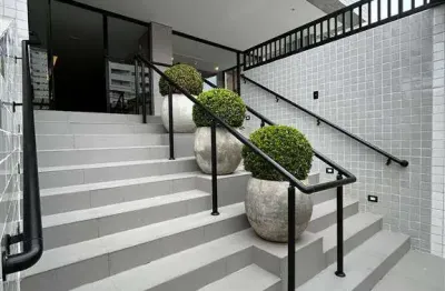 470mil 2 dormitorios 1 suite - novo - na guilhermina com piscina na cobertura e churrasqueira na sacada .