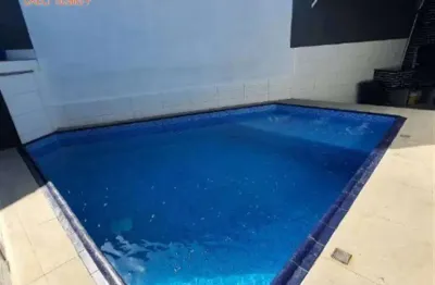 Casa com piscina aquecida  a menos de 300 metros da praia no bal. maracnã por r$630.000.00 à vista ou r$640.000,00 através de financiamento bancário
