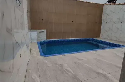 Casa isolada na praia grande,com piscina 2 quartos sendo 1 suite 3 garagem
