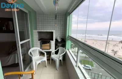 Apartamento mobiliado em predio frente praia, com vista mar, 2 quartos 1 suíte, sacada com churrasqueira, piscina,