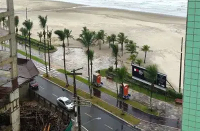 Apartamento em predio frente praia, com vista mar, 2 quartos 1 suíte, sacada com churrasqueira, piscina, elevador