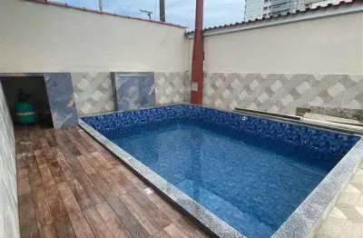 Casa com piscina na quadra da praia do caiçara espaço gourmet excelente estado aceita banco