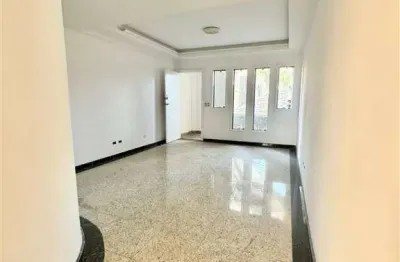 A segurança de um condomínio fechado com lazer completo, no conforto de uma casa com 2 suítes, e tudo isso há poucos metros da praia.