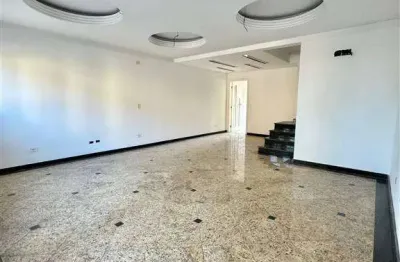 A segurança de um condomínio fechado com lazer completo, no conforto de uma casa de 03 quartos 1 suite, e tudo isso há poucos metros da praia.