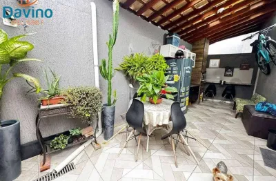 Linda casa de condomínio com área gourmet privativa no Tude Bastos