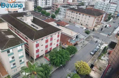 Apartamento com 02 quartos, sendo 1 suíte, com sacada extra,  sala ampla com sacada frente rua , cozinha grande com ampla área de serviço . além disso, possui 02 vagas de garagem.