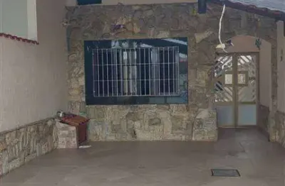 570mil - casa térrea com terreno grande  5x50 total 250 metros de área, 2 quartos 1 suíte mais edícula nos fundos. Total 3 quartos. 450 metros do mar do jardim imperador.