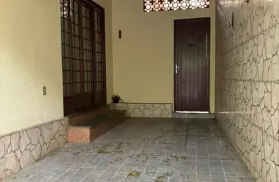 Casa com 4 quarto(s) e 2 banheiro(s) para alugar, 220 m² por r$ 2700 / mês