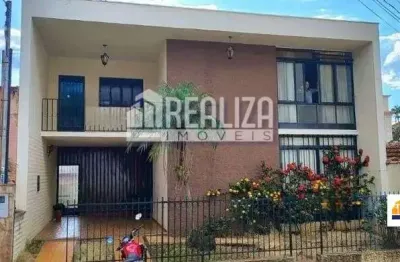 Casa com 4 quarto(s) e 3 banheiro(s) para alugar, 300 m² por r$ 4000 / mês