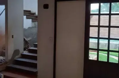 Casa com 3 quarto(s) e 3 banheiro(s) para alugar, 240 m² por r$ 2580 / mês