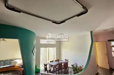 Casa com 4 quarto(s) e 4 banheiro(s) para alugar, 240 m² por r$ 5625 / mês