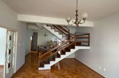 Casa com 6 quarto(s) e 2 banheiro(s) para alugar, 220 m² por r$ 4939 / mês