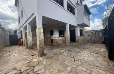Casa com 7 quarto(s) e 4 banheiro(s) para alugar, 386 m² por r$ 4940 / mês
