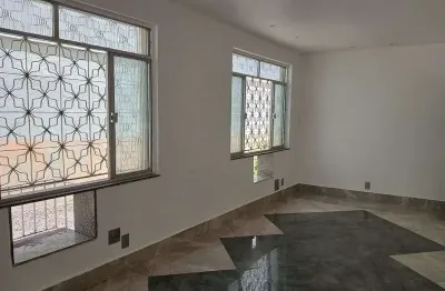 Casa com 4 Quarto(s) e 2 banheiro(s) para Alugar, 200 m² por R$ 6000 / Mês