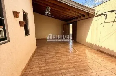 Casa com 3 quarto(s) e 2 banheiro(s) para alugar, 110 m² por r$ 2275 / mês