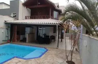 Casa em condomínio com 4 quarto(s) e 4 banheiro(s) para alugar, 270 m² por r$ 5400 / mês