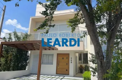 Casa em condomínio com 3 quarto(s) e 5 banheiro(s) para alugar, 214 m² por r$ 7500 / mês