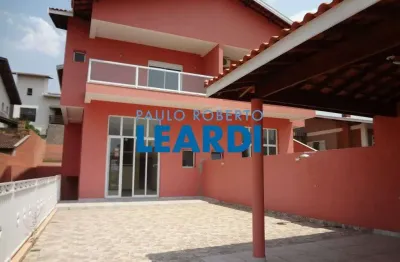 Casa em condomínio com 4 quarto(s) e 5 banheiro(s) para alugar, 400 m² por r$ 4500 / mês