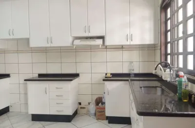 Casa com 7 quarto(s) e 4 banheiro(s) para alugar, 440 m² por r$ 7800 / mês