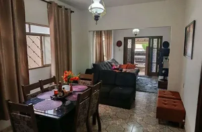 Casa com 3 Quarto(s) e 3 banheiro(s) para Alugar, 140 m² por R$ 3100 / Mês