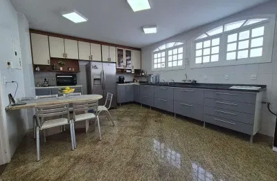 Casa em Condomínio com 4 Quarto(s) e 6 banheiro(s) para Alugar, 447 m² por R$ 31000 / Mês