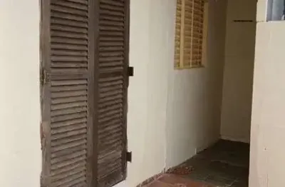 Casa com 1 Quarto(s) e 1 banheiro(s) para Alugar,  m² por R$ 1667 / Mês