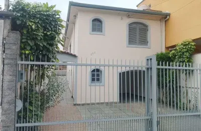 Casa com 3 Quarto(s) e 2 banheiro(s) para Alugar, 217 m² por R$ 4200 / Mês