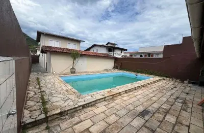 Casa com 3 Quarto(s) e 4 banheiro(s) para Alugar, 215 m² por R$ 6700 / Mês