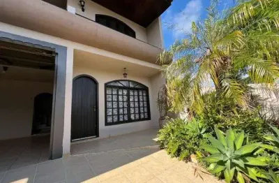 Casa com 3 Quarto(s) e 2 banheiro(s) para Alugar, 200 m² por R$ 5500 / Mês