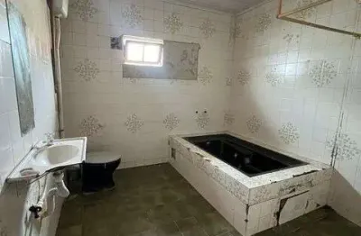 Casa com 4 Quarto(s) e 3 banheiro(s) para Alugar, 250 m² por R$ 3300 / Mês