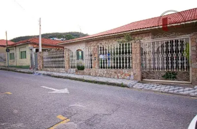 Casa térrea, 03 dormitórios, 1 suíte, piscina, aquecimento solar