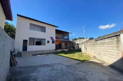 Casa ampla com 3 quartos, varanda com vista e localização privilegiada no petrópolis.