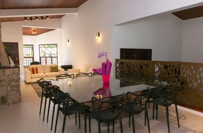Casa a venda em condomínio fechado com três suítes e piscina