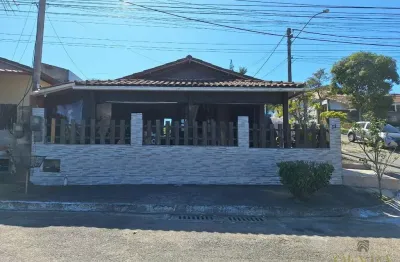 Excelente casa com piscina e varanda gourmet no cond. village do horto.