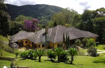 Belíssima casa em condomínio para locação em teresópolis.