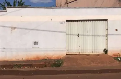 Casa à venda na Rua Alarico Novais, 187, Lagoa Azul, Ituiutaba