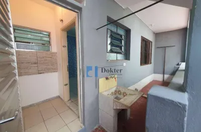 Casa em vila, oferecendo um ambiente calmo e familiar. com  1 dormitório, localizado próximo a av. min. petrônio portela