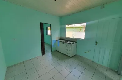 Casa em vila, oferecendo um ambiente calmo e familiar. com 1 dormitório, sala a e cozinha, localizada próxima a rua joão cordeiro