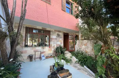 Casa de 3 quartos no alto, 92 m2 , próximo do comércio por r$490.000,00,  teresópolis-rj