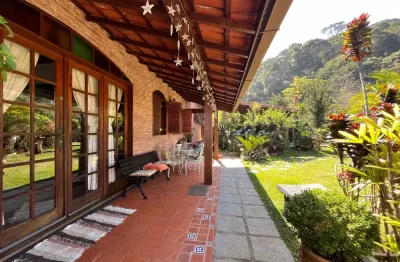 Casa linear com vista verde, próxima ao centro de teresópolis!