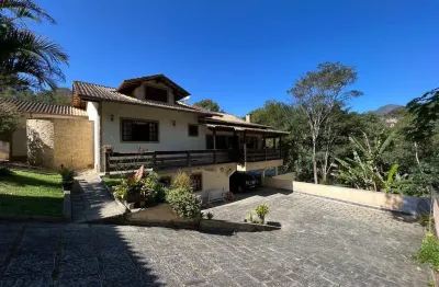 Casa duplex à venda em bairro nobre de teresópolis – 4 quartos | 2 suítes