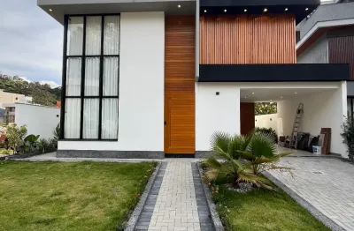 Casa de alto padrão em condomínio com lazer completo