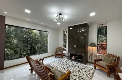 Casa reservada em meio à natureza – localização privilegiada!