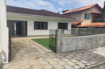 Casa linear com quintal e jardim próximo ao centro – 3 quartos | r$ 690.000,00