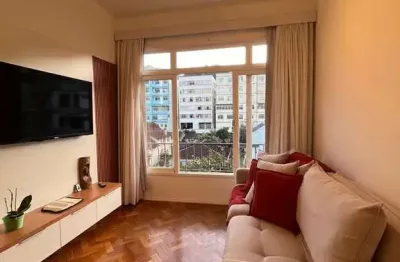 Apartamento com vista verde e com dependência completa no bairro do alto
