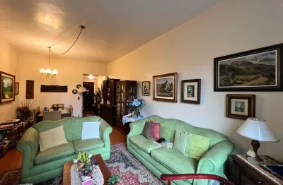 Apartamento amplo no alto, 95m2, próximo de todo o comércio.