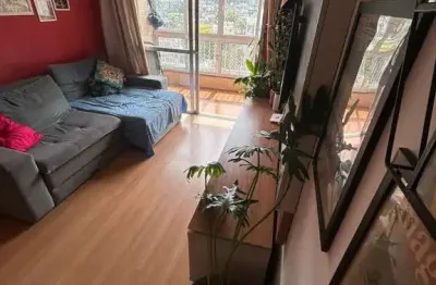 Apartamento no alto com linda vista para as montanhas e próximo do comércio