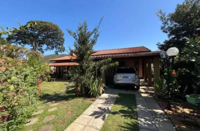 Casa linear com vista verde, próxima ao centro de teresópolis!